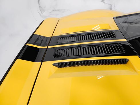 Used 2005 Ford GT RWD image 15