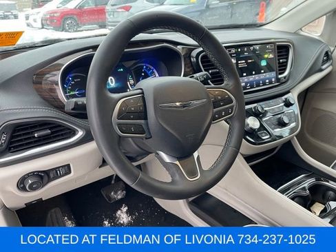 Used 2023 Chrysler Pacifica Limited image 7