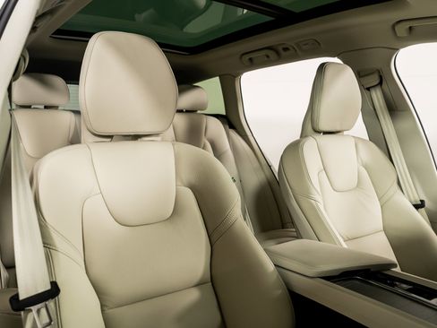 Used 2026 Volvo V60 B5 Cross Country Plus w/ Protection Package Premier image 31