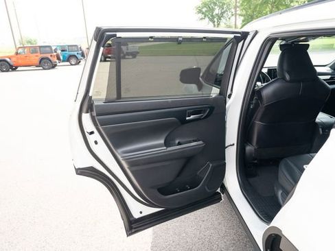 Used 2021 Toyota Highlander XSE FWD image 14