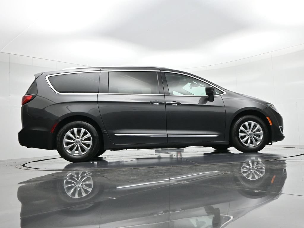 Used 2018 Chrysler Pacifica Touring-L FWD image 21