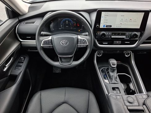 Used 2024 Toyota Grand Highlander XLE image 11