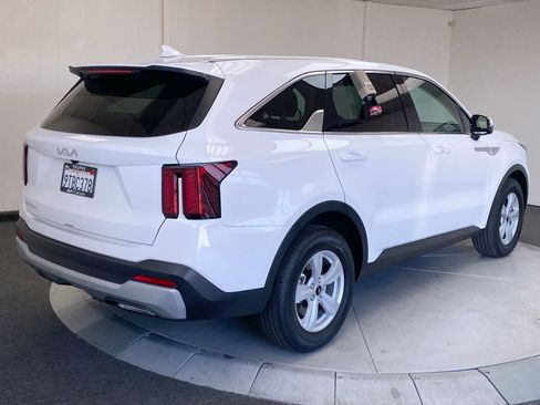 Certified 2025 Kia Sorento LX image 5