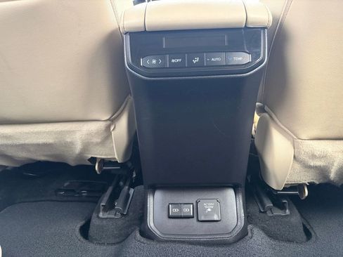 Used 2024 Toyota Highlander Limited image 38