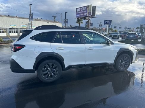 Used 2025 Subaru Outback Onyx Edition image 11