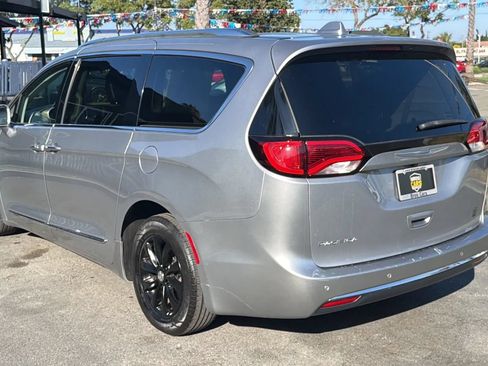 Used 2018 Chrysler Pacifica Touring-L FWD image 6