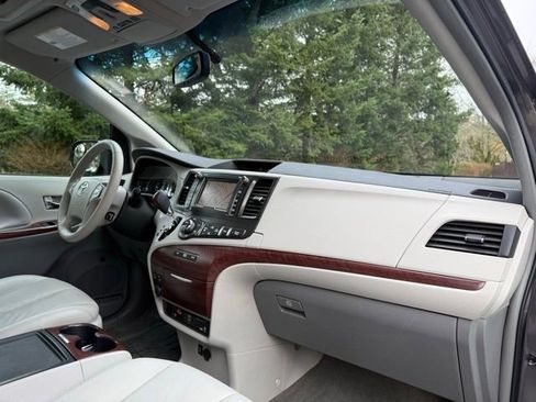 Used 2013 Toyota Sienna XLE w/ Premium Pkg image 22