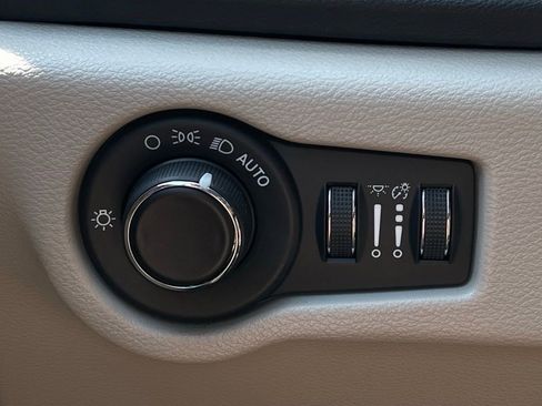 Used 2022 Chrysler Voyager LX FWD image 23