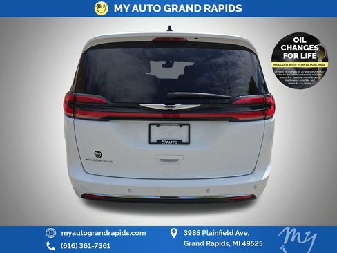 Used 2023 Chrysler Pacifica Touring-L FWD image 6