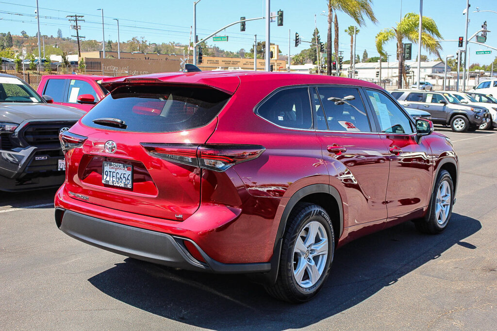 Used 2025 Toyota Highlander LE FWD image 26