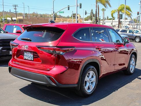 Certified 2025 Toyota Highlander LE FWD image 26