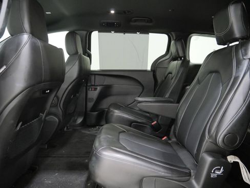 Used 2025 Chrysler Pacifica Select FWD image 23