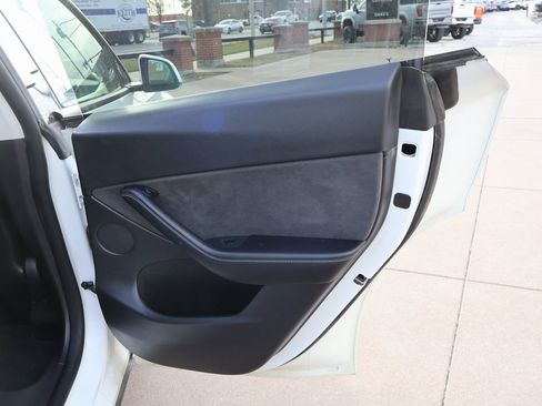 Used 2021 Tesla Model Y Long Range image 12
