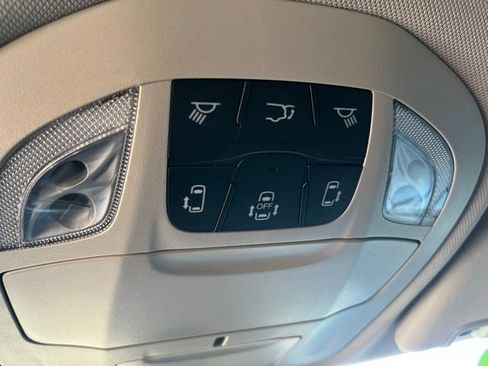 Used 2022 Chrysler Pacifica Touring-L image 18