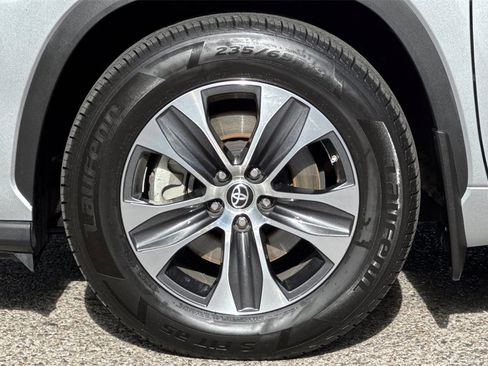 Certified 2023 Toyota Highlander XLE image 25