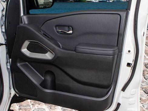 Used 2024 Nissan Frontier SV image 12