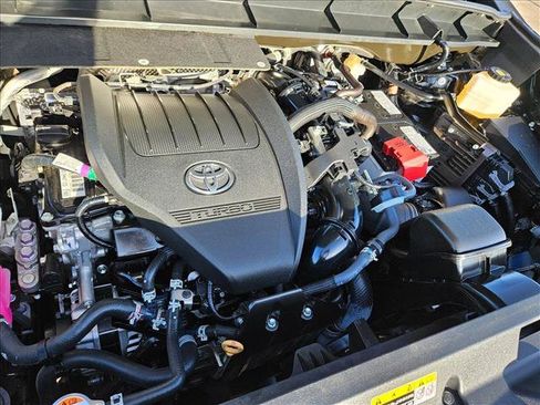 Used 2025 Toyota Highlander LE FWD image 23
