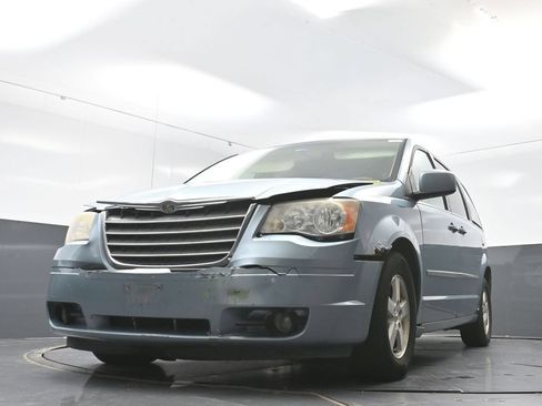 Used 2009 Chrysler Town & Country Touring w/ Family Value Group FWD image 24