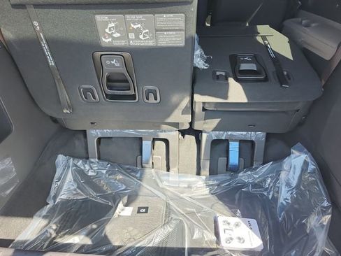 New 2026 Kia Carnival EX FWD image 33