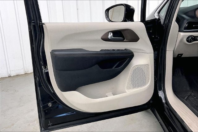 Used 2019 Chrysler Pacifica Touring-L Plus w/ Advanced Safetytec Group FWD image 20