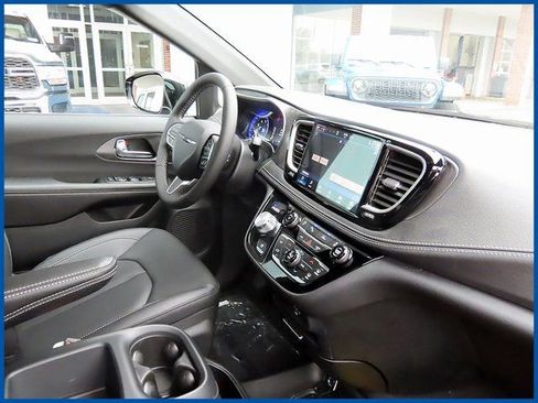 New 2026 Chrysler Pacifica Select image 8