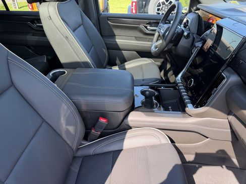Used 2025 GMC Yukon Elevation w/ Elevation Premium Package AWD/4WD image 15