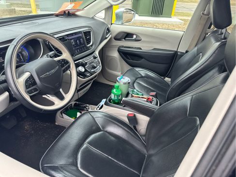 Used 2018 Chrysler Pacifica Limited image 9