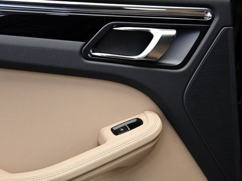 Used 2025 Porsche Macan image 37