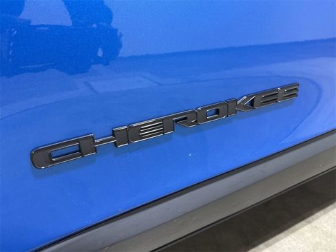 Used 2020 Jeep Cherokee Altitude image 25