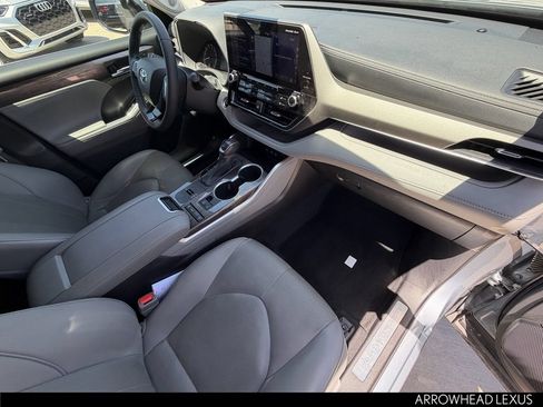 Used 2020 Toyota Highlander Limited FWD image 11