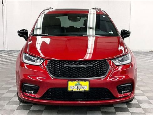 Used 2025 Chrysler Pacifica Limited image 4