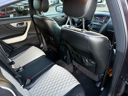 Used 2017 INFINITI QX70 3.7 w/ Limited Package image 18
