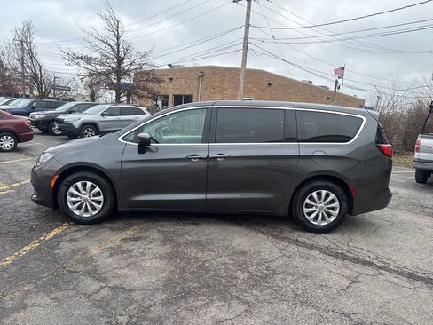 Used 2017 Chrysler Pacifica Touring w/ Tire & Wheel Group image 2