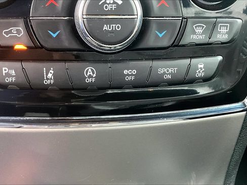 Used 2022 Jeep Grand Cherokee Laredo X RWD image 16