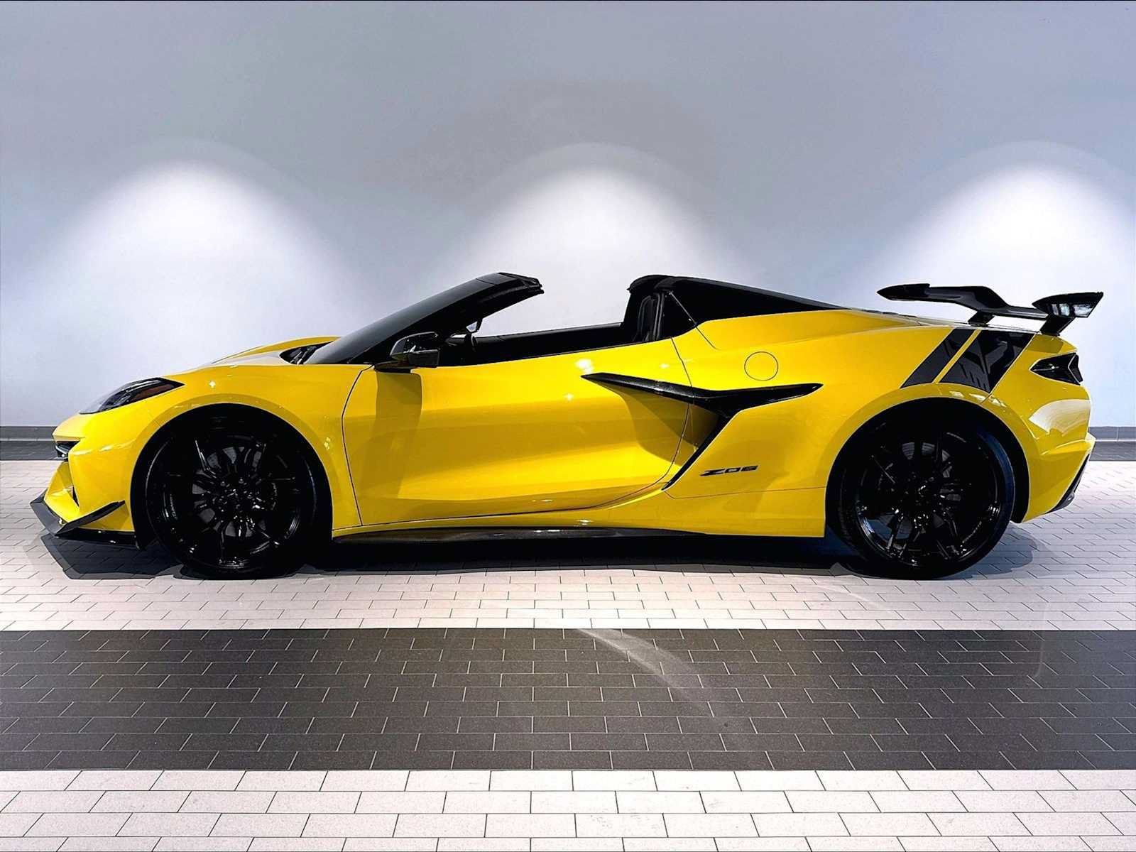 Used 2025 Chevrolet Corvette Z06 w/ Stealth Interior Trim Package RWD image 2
