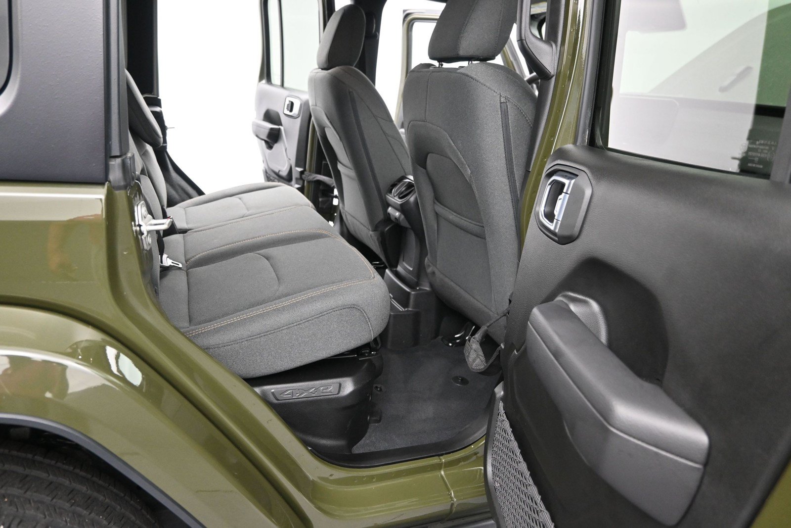 Used 2024 Jeep Wrangler Unlimited w/ Convenience Group AWD/4WD image 16