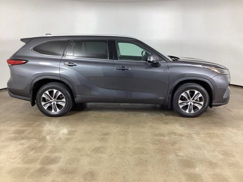 Used 2022 Toyota Highlander XLE AWD/4WD image 4