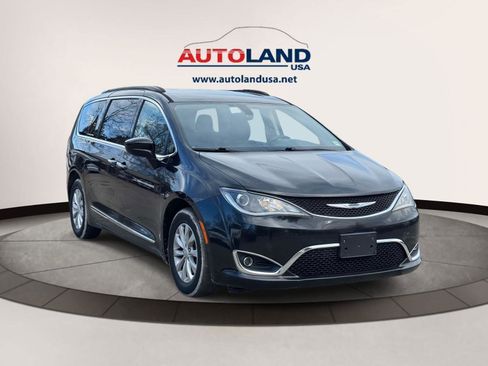 Used 2017 Chrysler Pacifica Touring-L image 2