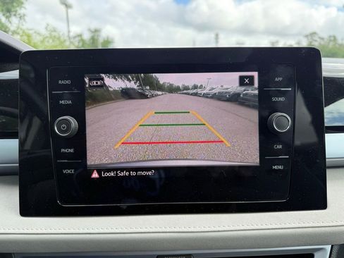 Used 2025 Volkswagen Taos SE w/ Panoramic Sunroof Package image 28