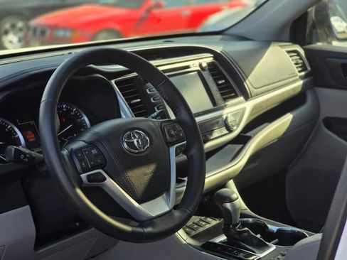 Used 2018 Toyota Highlander Limited image 11