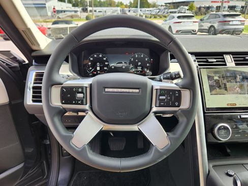 Used 2025 Land Rover Discovery S image 18