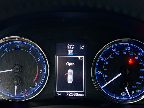 Used 2018 Toyota Corolla SE image 23