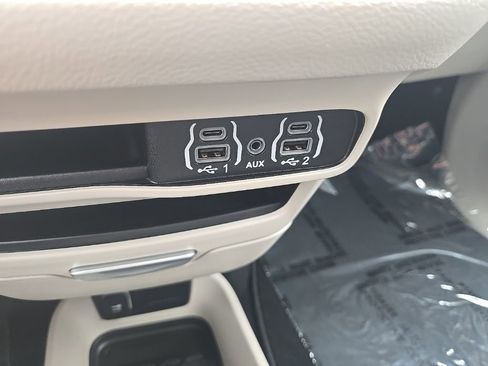 Used 2024 Chrysler Pacifica Touring-L image 18