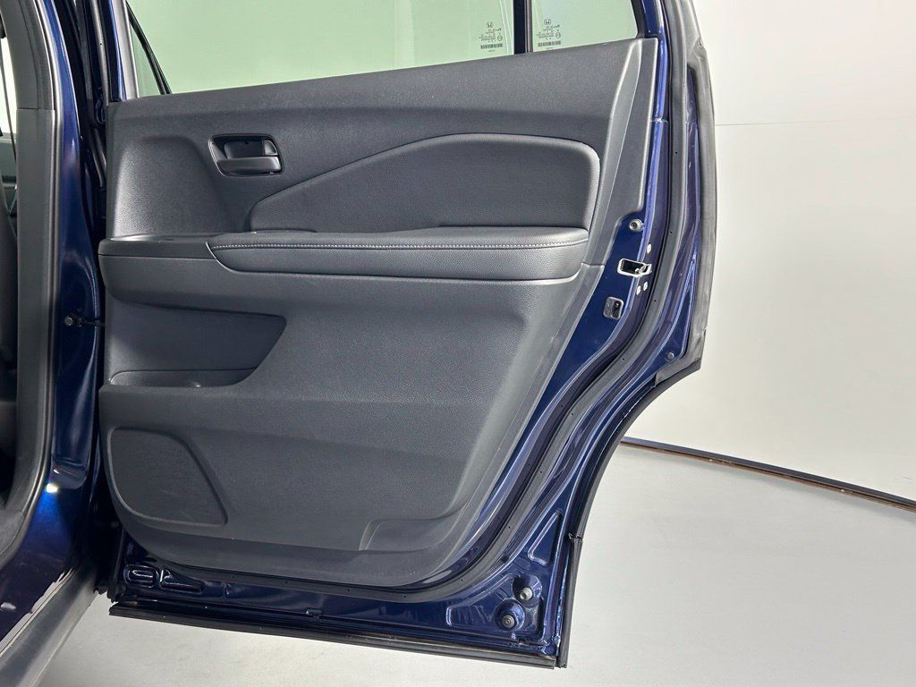 Used 2025 Honda Passport EX-L image 12