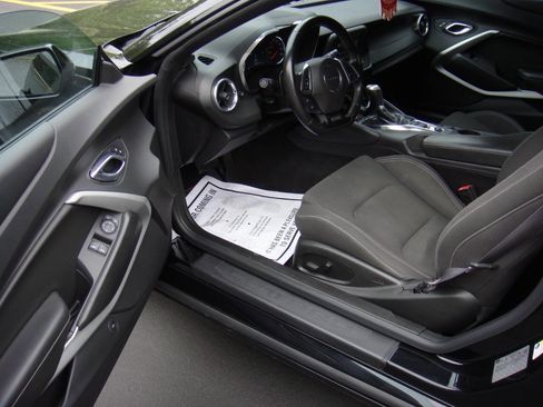 Used 2017 Chevrolet Camaro LT RWD image 10