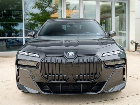 Used 2023 BMW 760i xDrive AWD/4WD image 2