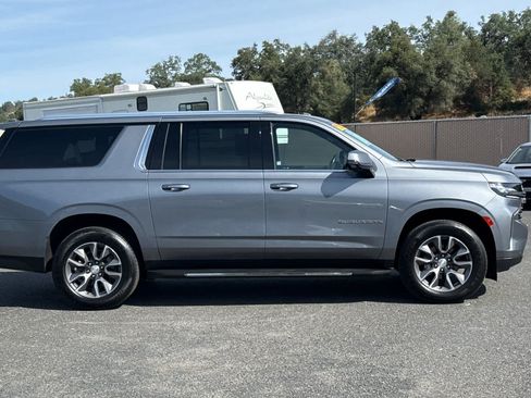 Used 2022 Chevrolet Suburban LT w/ Luxury Package AWD/4WD image 2