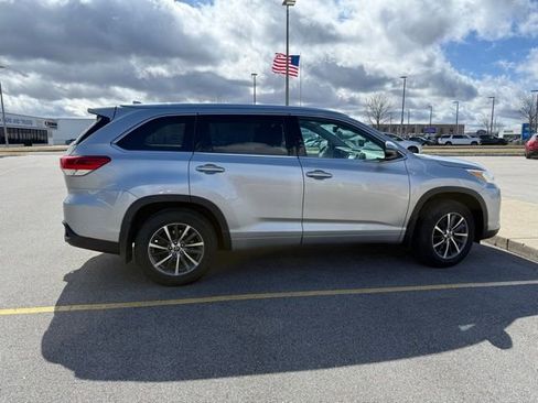 Used 2018 Toyota Highlander XLE AWD/4WD image 3
