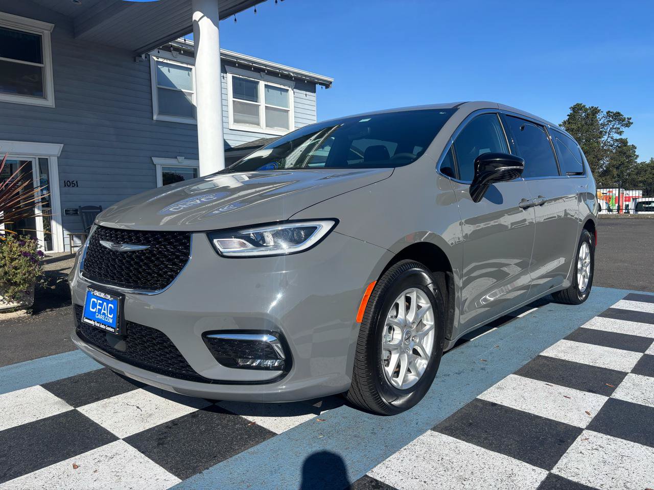 Used 2025 Chrysler Pacifica Select FWD image 2