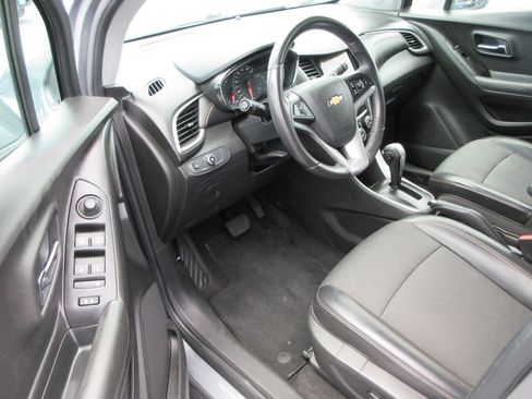 Used 2019 Chevrolet Trax LT w/ LT Convenience Package FWD image 13